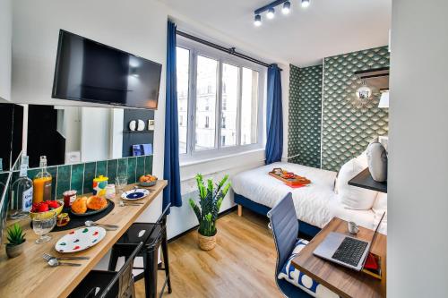 a small room with a desk and a room with a bed at Apartments WS Hôtel de Ville - Beaubourg in Paris