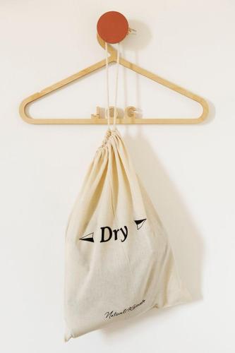Una bolsa blanca con la palabra seca. en Portgordon - 1 Bed Luxury Studio Apartment en Wick