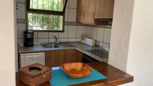 una cocina con fregadero y una cesta en una mesa en Cala Moraig, en Benitachell
