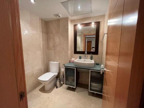 W łazience znajduje się toaleta, umywalka i lustro. w obiekcie Benahavis, Los Arqueros w mieście Benahavís