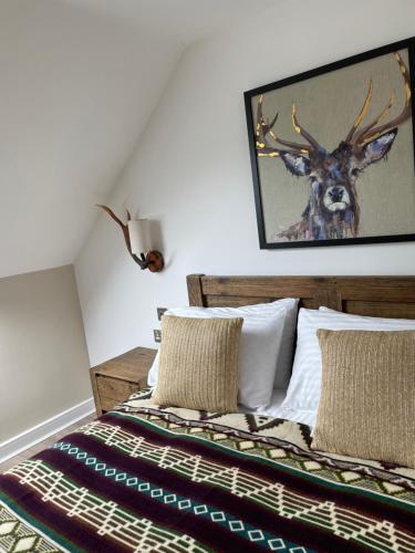 een slaapkamer met een bed met een hertenkop aan de muur bij The Bunkhouse - 2 bedroom home with parking in Worcester