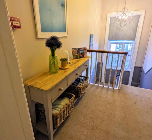 uma sala com uma mesa com um vaso sobre ela em Brighton Marina House em Brighton & Hove
