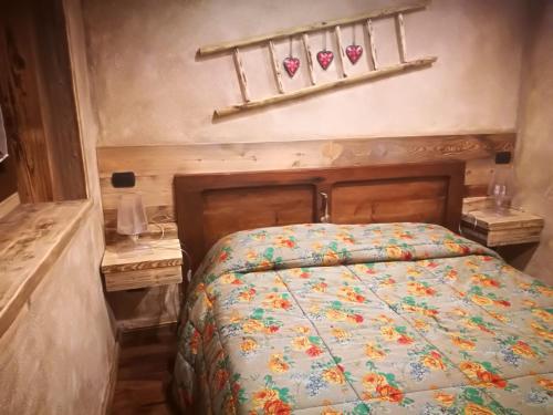 a bedroom with a bed and two night stands at Stella Alpina sotto al Cervino in Breuil-Cervinia