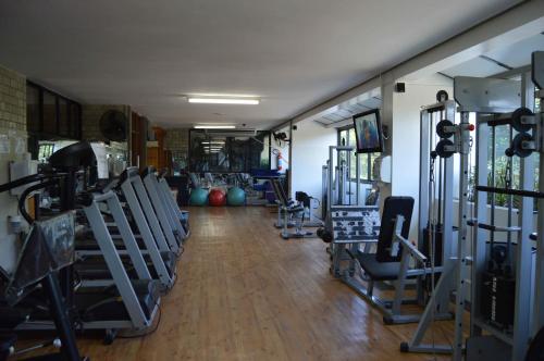 un gimnasio con un montón de sillas y máquinas en BarraBella Apartamentos, en Río de Janeiro