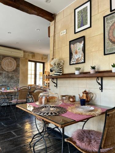 - une salle à manger avec une table et des chaises dans l'établissement Posada La Fontana, à Santillana del Mar