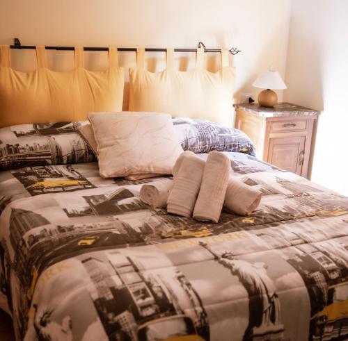 Una cama con dos almohadas encima. en Agriturismo le due querce en Cerreto di Spoleto