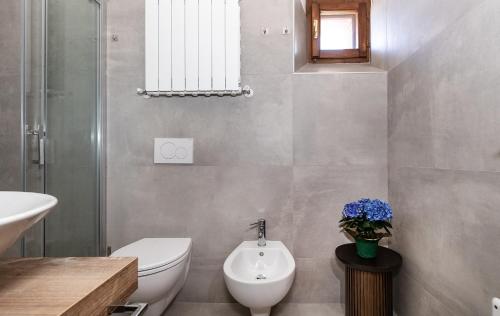 a bathroom with a toilet and a sink at Acquamarina in Spello