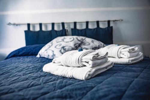 a pile of towels sitting on top of a bed at Agriturismo le due querce in Cerreto di Spoleto