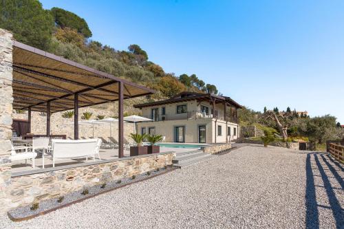 a house with a patio and a swimming pool at Zagara Bianca in Savoca 