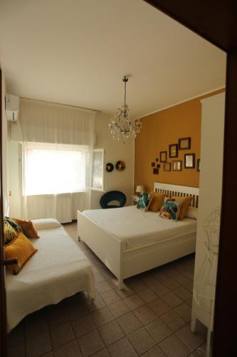 アルゲーロにあるLa Terrazza - Residenze MariCharmeのベッドルーム1室(ベッド2台、窓付)