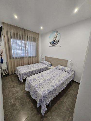 サン・ペドロ・デル・ピナタルにあるPueblo 3- nr 97 San Pedro Del Pinatarのベッドルーム1室(ベッド2台、窓付)