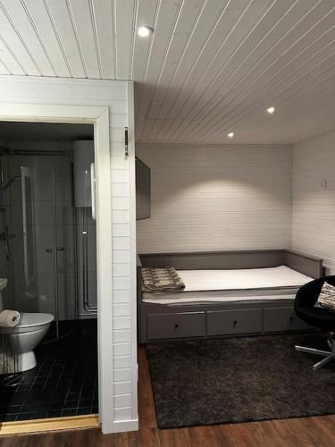 um quarto com uma cama e uma casa de banho com um WC em Stuga i Transtrand em Transtrand