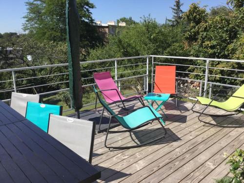 un groupe de chaises assises au-dessus d'une terrasse dans l'établissement Maison 6/8pers en Bourgogne, à Mâcon