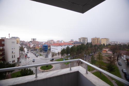 einen Balkon mit Stadtblick in der Unterkunft Sky View Hotel in Korçë