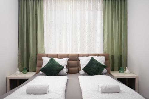 מיטה או מיטות בחדר ב-Rare Hidden 1BD Gem on Shopping Street Near Schönbrunn w Lift Access