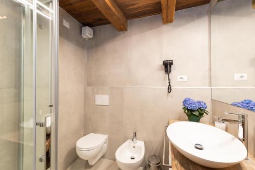 un bagno con wc, lavandino e doccia di Corallo a Spello