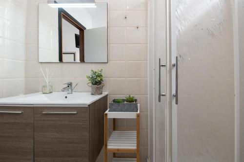 La salle de bains est pourvue d'un lavabo et d'un miroir. dans l'établissement Del Prete 111, à Cattolica