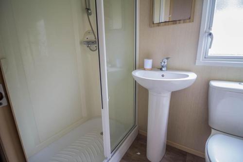a bathroom with a shower and a sink and a toilet at Great 8 Berth Caravan In Norfolk Near To Great Yarmouth Ref 20178bs in Hopton on Sea