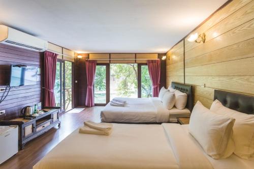 Habitación de hotel con 2 camas y TV en Ruknam Resort, en Ban Hin Hak