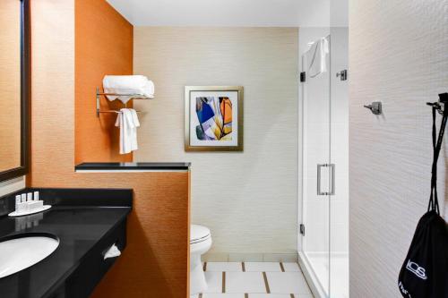 een badkamer met een toilet en een wastafel bij Fairfield Inn & Suites by Marriott Cape Cod Hyannis in Hyannis