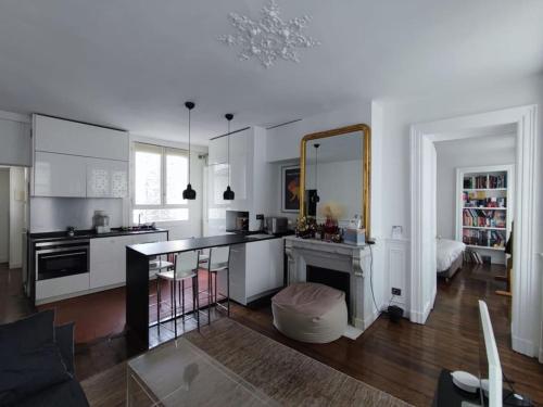 Air conditioning Paris central stylish apartment