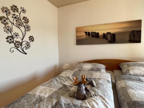 a stuffed animal sitting on a bed in a bedroom at Ferienwohnung zum Riesenlöffel in Arnstadt