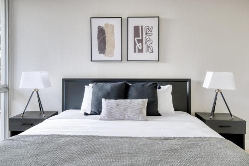 une chambre avec un grand lit avec deux lampes dans l'établissement Palo Alto 1br w gym pool lounge nr tech HQs SFO-1254, à Palo Alto