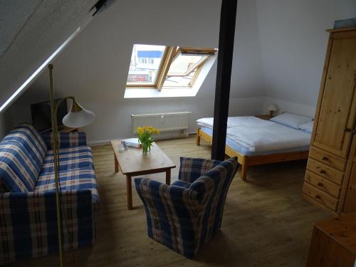 庫克斯港的住宿－Am Seedeich 7_ Wohnung 16，客房设有床、沙发和桌子。