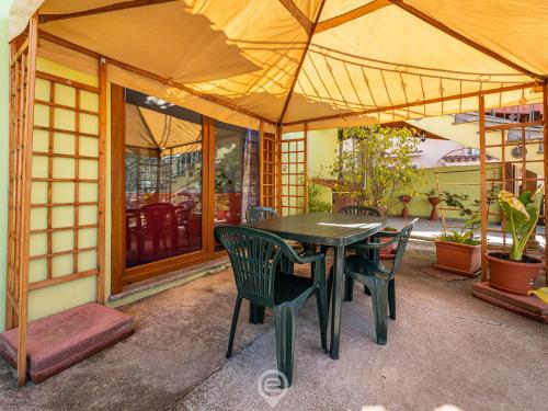 eine Terrasse mit einem Tisch und Stühlen auf einem Haus in der Unterkunft Floris Modern House in Gonnesa