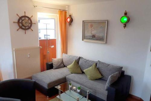 ein Wohnzimmer mit einem Sofa und einem Tisch in der Unterkunft Haus Elbe 1 Wohnung 18 in Cuxhaven