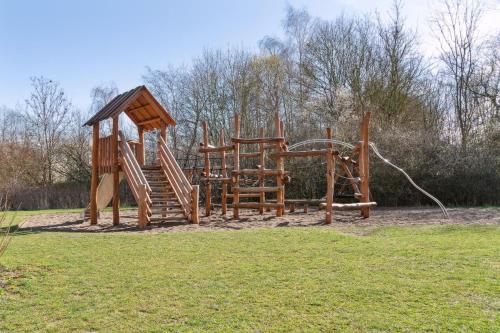 Children's play area sa Ny bolig i grønne omgivelser.