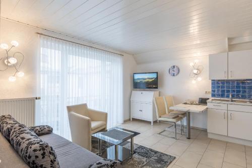 um quarto com uma cama, uma mesa e uma cozinha em Haus Seewind Wohnung 2 em Cuxhaven