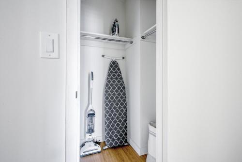 einen Schrank mit Krawatte an der Wand in der Unterkunft UWS 2BR w Doorman Gym Parking nr Central Park NYC-596 in New York