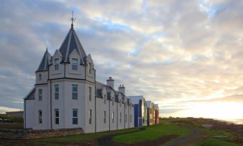 un grand bâtiment blanc avec une croix en haut dans l'établissement Buckie - 1 Bed Luxury Studio Apartment, à Wick