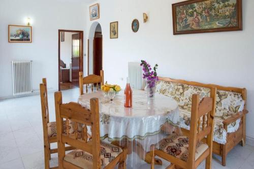 comedor con mesa, sillas y sofá en Countryside apartment en Gaios