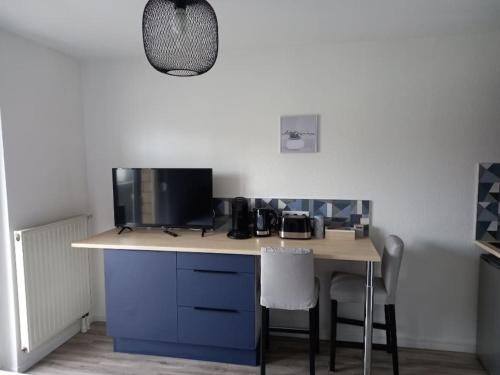 un bureau avec un ordinateur. dans l'établissement Résidence calme, parking gratuit, à Illzach