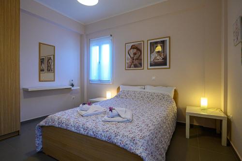 1 dormitorio con 1 cama con 2 toallas en Pavlina's Apartments 1, en Chrani