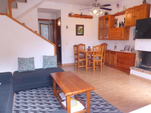 een woonkamer met een bank en een tafel bij Beach House Roda de Bera in Roda de Bará