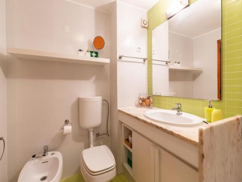 uma casa de banho com um lavatório, um WC e um espelho. em Akisol Cabanas Tavira Jungle em Cabanas de Tavira