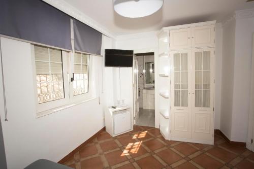 a bathroom with a white door and a window at Alojamiento el Chaparro Barbate junto a la venta el loro in Barbate