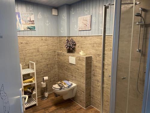 a bathroom with a toilet and a shower at Hotel Schwarzer Adler in Heilbad Heiligenstadt
