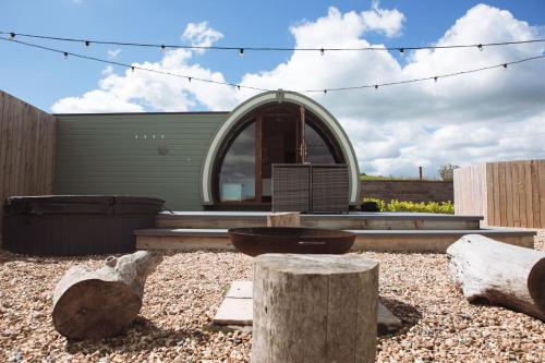 un giardino con rocce e tronchi di fronte a un edificio di The Pods at Streamvale a Gilnahirk