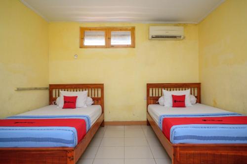 Llit o llits en una habitació de RedDoorz near Pelabuhan Nusantara Parepare