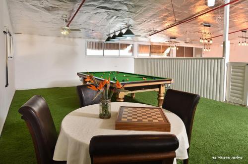 a room with a table with a pool table at אחוזת אלכסנדר in Elifelet