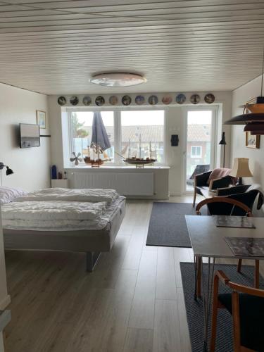 1 dormitorio con 1 cama y sala de estar en JJ Guesthouse Studio 37, en Skagen