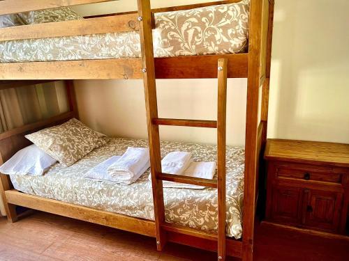 un par de literas en una habitación en Apartamentos Turísticos Cuirgu en Felechosa