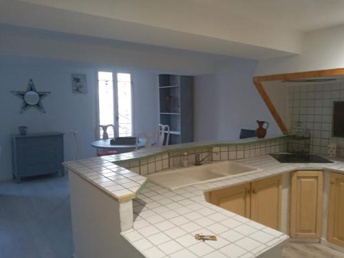 une cuisine avec un évier et un plan de travail dans l'établissement Peggy, à Cotignac
