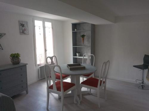 une table de salle à manger et des chaises dans une pièce dans l'établissement Peggy, à Cotignac