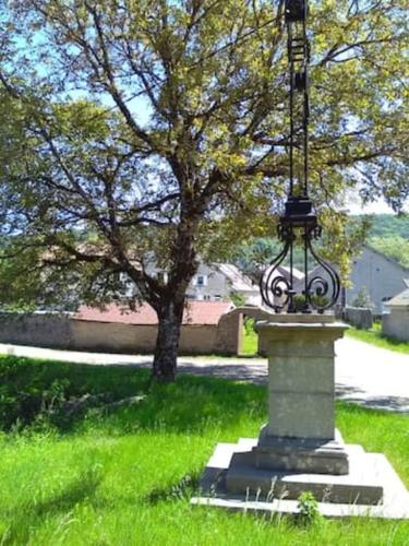 Une statue au milieu d'un champ d'herbe dans l'établissement Autrefois la Cure, à Bonnefontaine