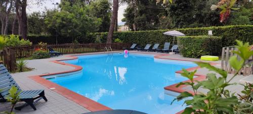 A piscina localizada em LA BUSSOLA HOME ou nos arredores